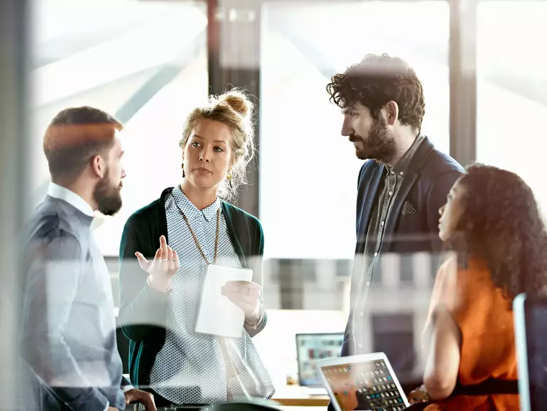 Menschen, die im Büro arbeiten und eine Besprechung haben