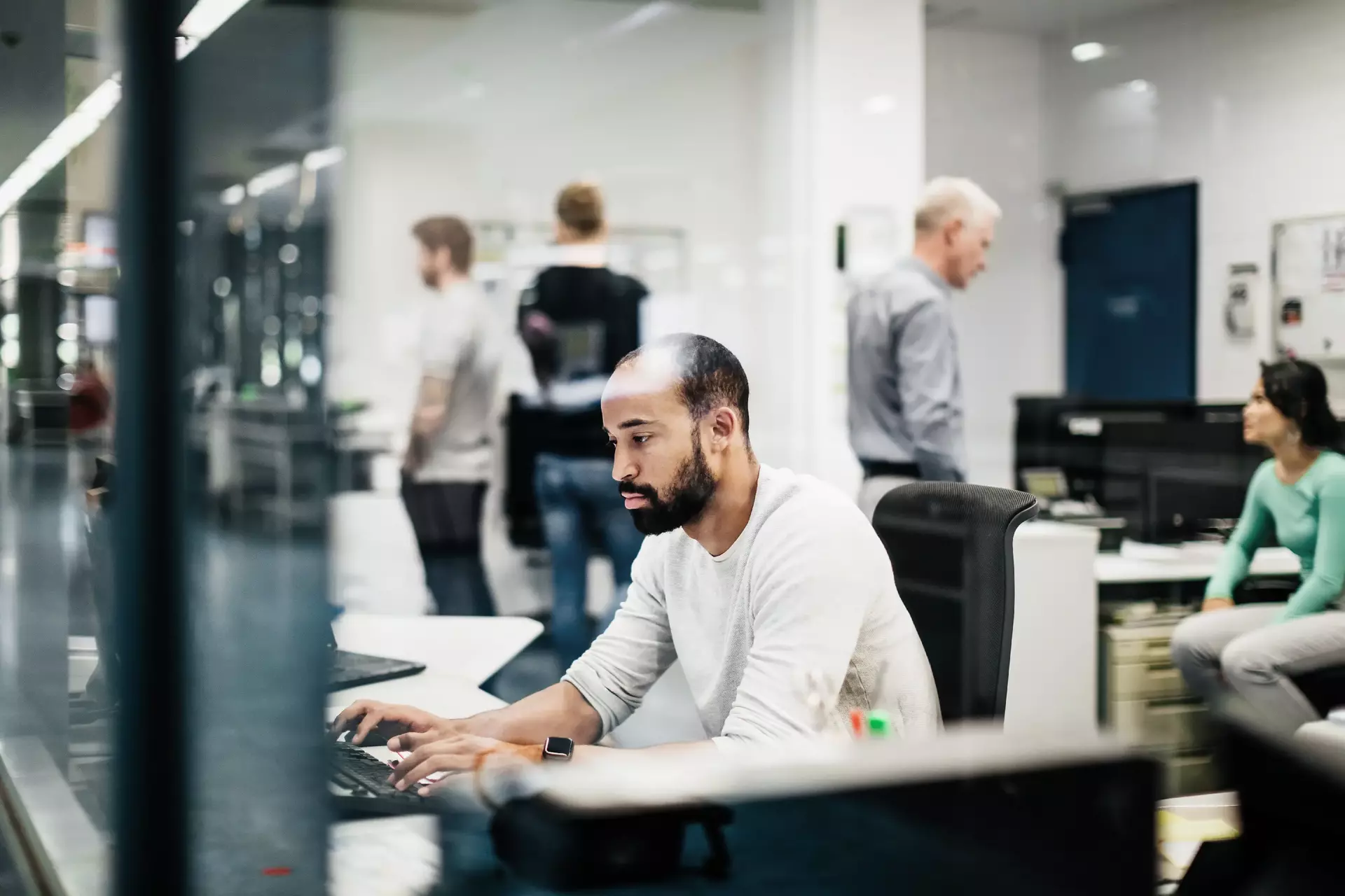 Mann bei der Arbeit an einem Computer zur Fernwartung