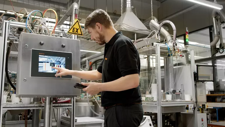 Arbeiter mit Maschinen in einem Chemiewerk