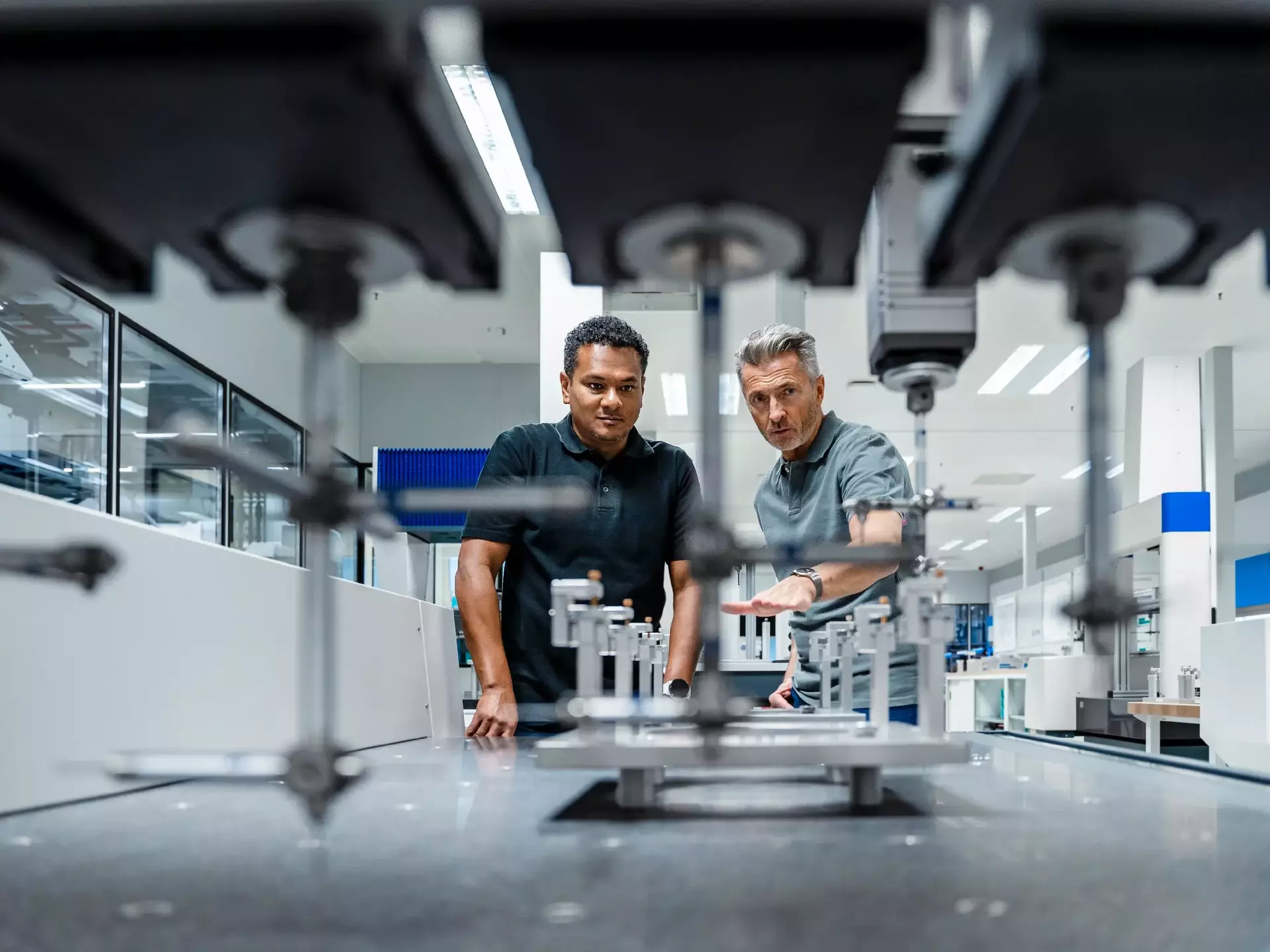 Ingenieure diskutieren in der Fabrik über Maschinen