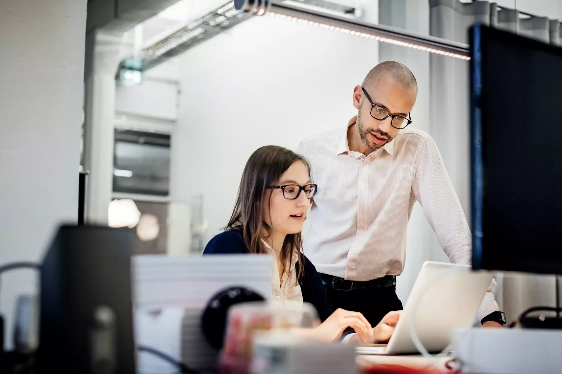 Geschäftsleute, die am Computer arbeiten, um Prozesse zu optimieren