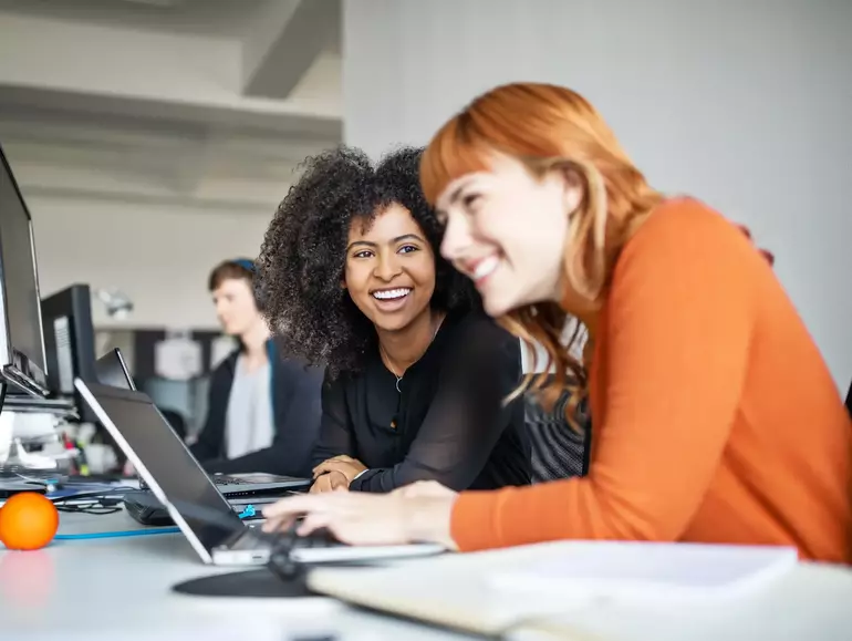 Zwei weibliche Kollegen im Büro arbeiten zusammen