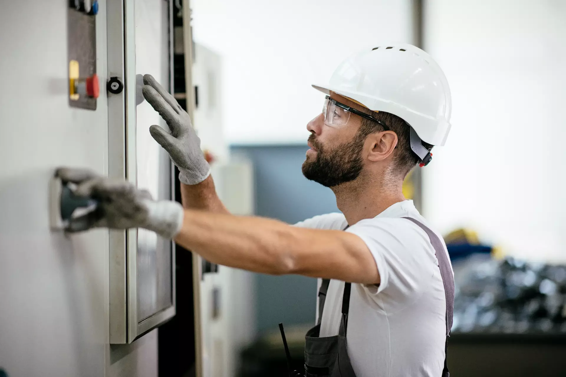 Industriemechaniker in einem Umspannwerk