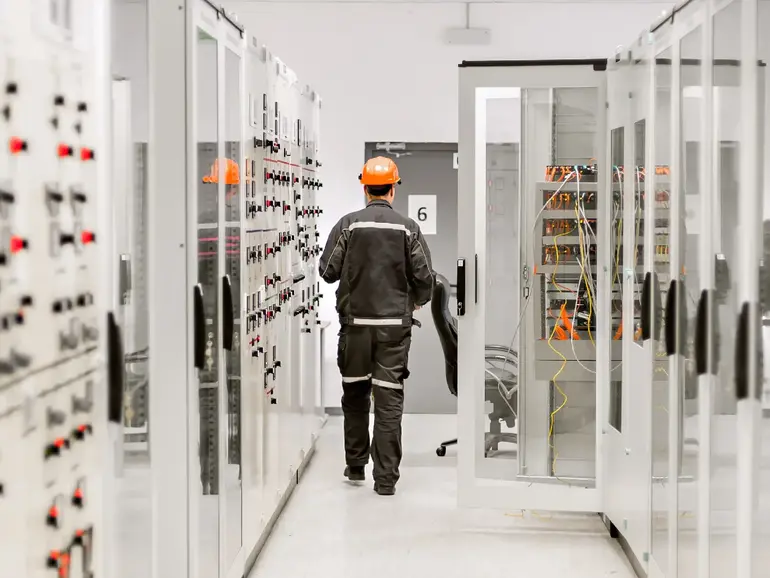 Using protective gear near switchgear cabinet Using protective gear near switchgear cabinet
